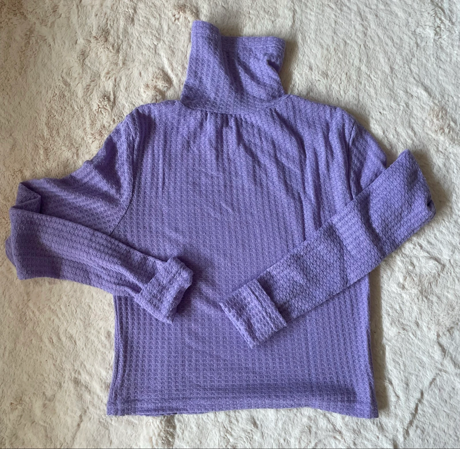 Camiseta de cuello alto texturizada lila – Talla S